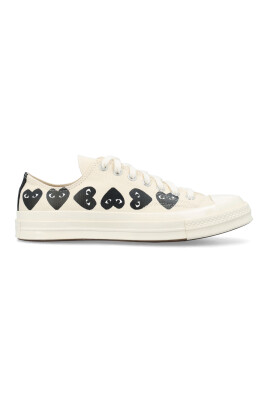 vita-sneakers-med-hjarttryck