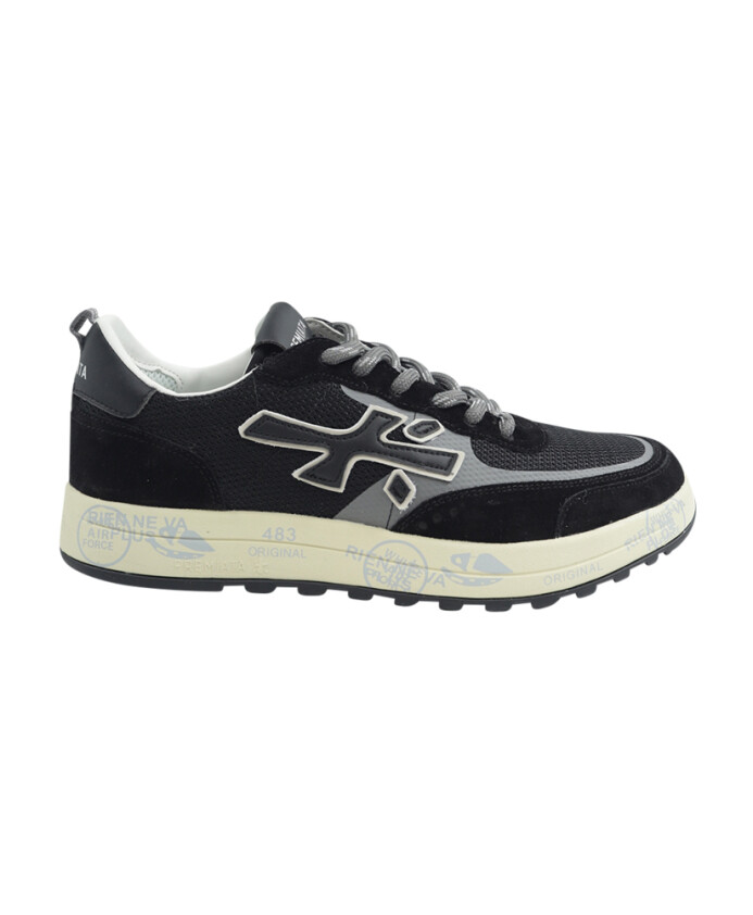black-sneakers-with-ergonomic-sole