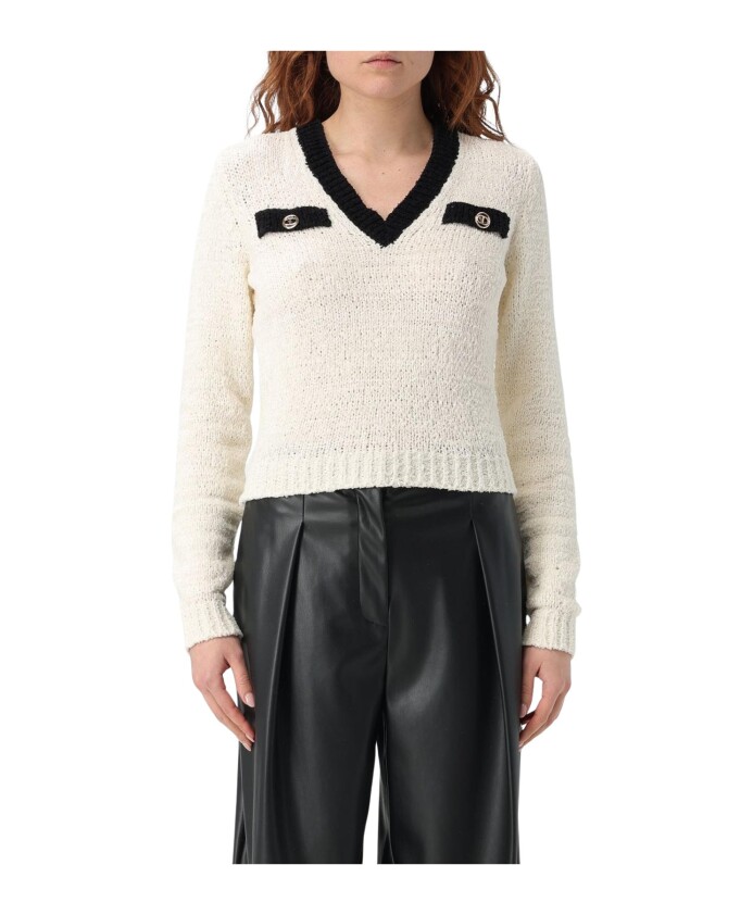 pull-en-tricot-col-en-v-blanc