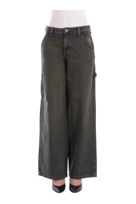 gronne-jeans-med-lynlas-og-knap