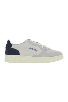 sneaker-bleu-bas-cuir-daim