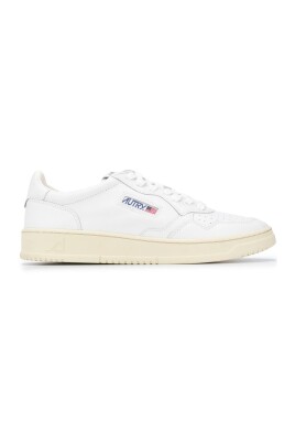 sneakers-blanches-avec-logo-patch