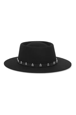 Hatt med läderbä och nitar