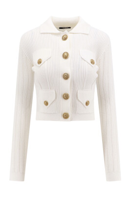 vetements-tricotes-blancs-avec-boutons-metalliques