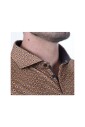 chemise-marron-a-motifs-geometriques-oranges