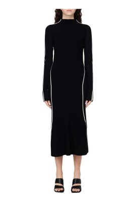 elegant-strik-kjole-med-stribedetalje