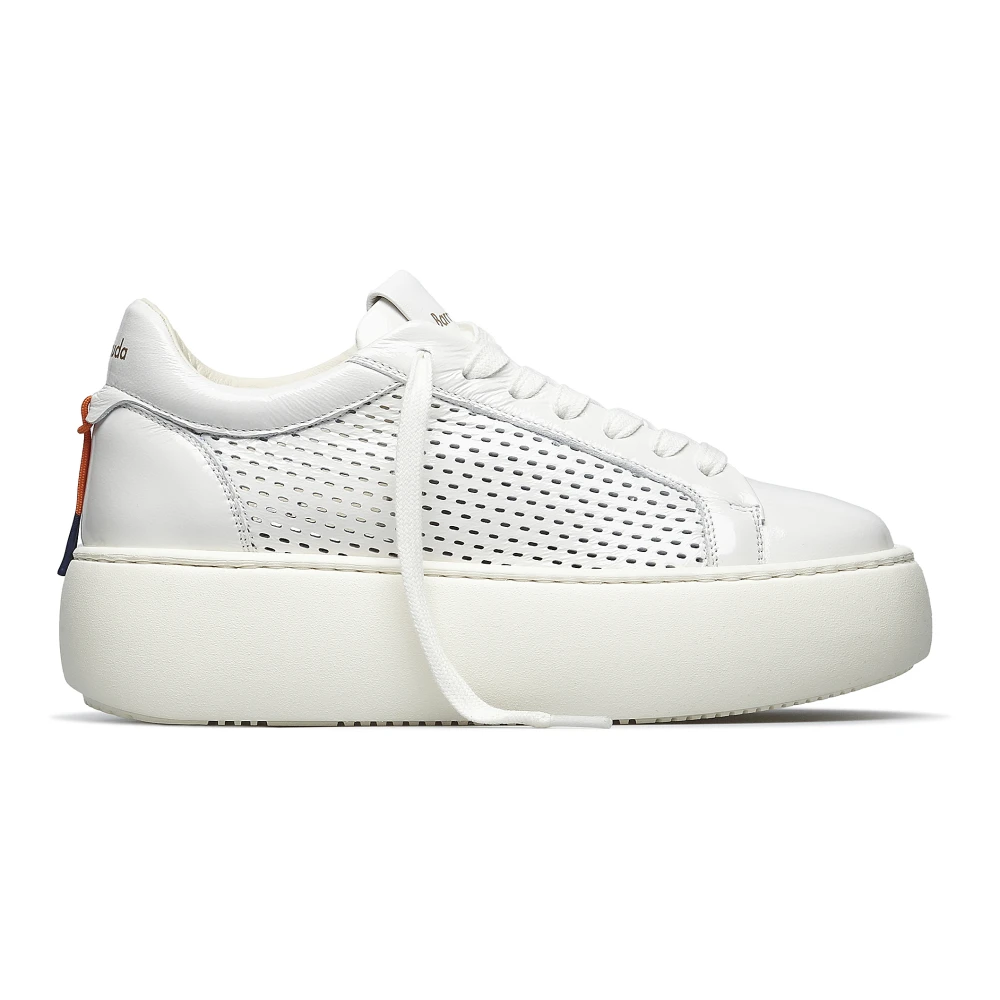Barracuda Witte Sneakers met Geperforeerd Leren Bovenwerk Dames Schoenen