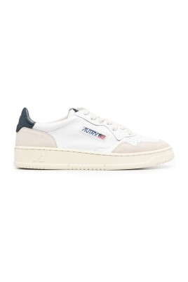 sneakers-blanches-en-cuir-avec-detail-logo