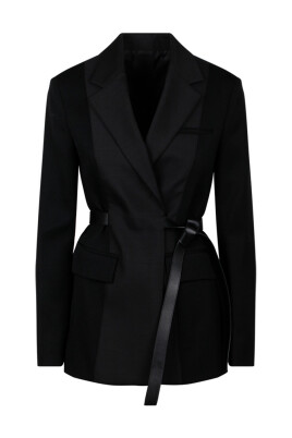 veste-noire-cintree-a-ceinture