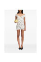 robe-blanche-a-pois-avec-decollete-plongeant-en-v