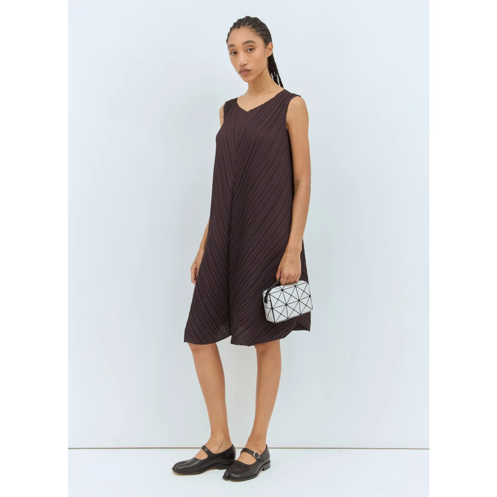 Issey Miyake Geplooide V-hals Midi Jurk Brown Dames