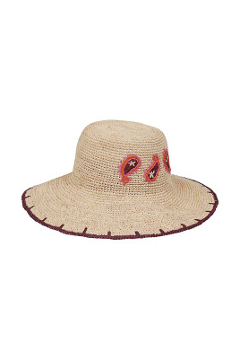 chapeau-beige-fait-main-avec-decorations-contrastantes