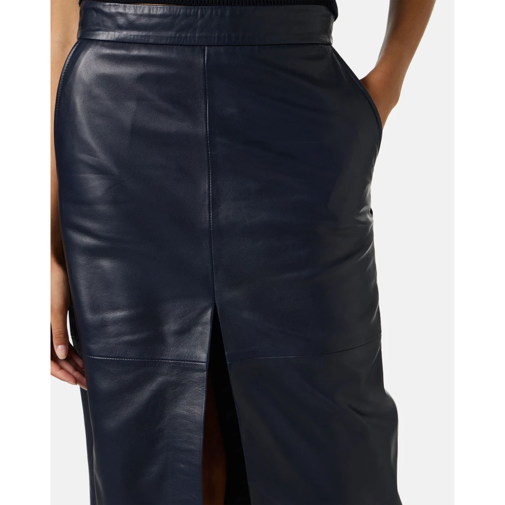Iceberg Lange rok van blauw leer met split en geborduurd embleem Milaan Italië Blue Dames