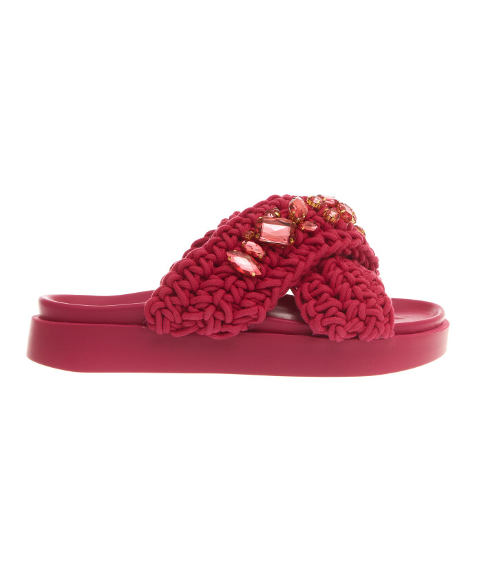 sandalen-met-gekruiste-bandjes-in-fuchsia