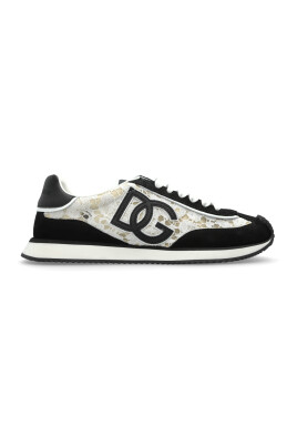 sports-shoes-with-logo