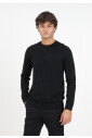 pull-col-rond-noir-avec-details-textures