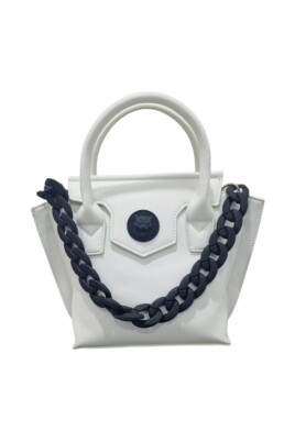 white-shoulder-bag-sporty-style