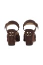 sandales-en-daim-marron-design-elegant