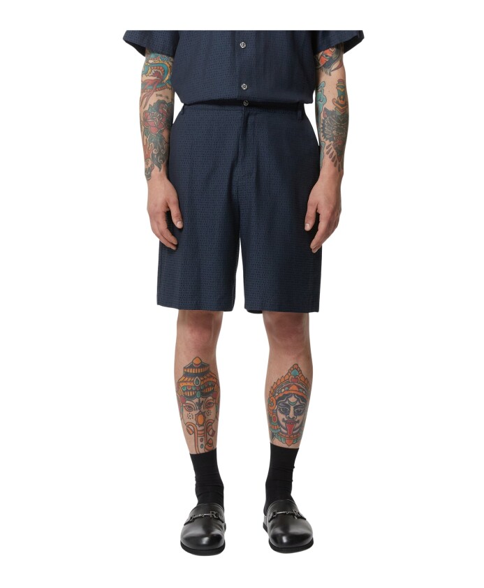shorts-bermuda-taille-haute-avec-design-minimaliste-et-tissu-texture