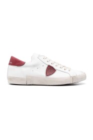 Vita Låga Sneakers i Läder med Ikoniskt Präglat Sköld