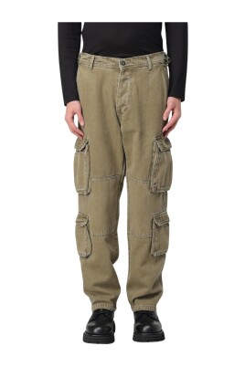 green-cargo-pants-with-multiple-pockets