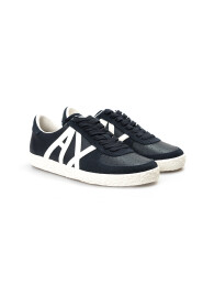 Sneakersy