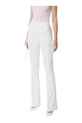 pantalon-evase-avec-silhouette-elegante