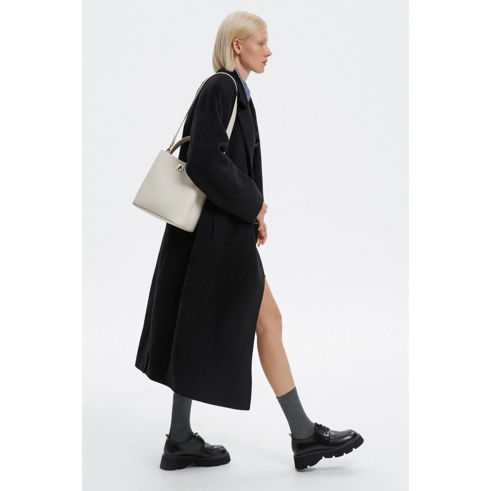 Estro Zwarte getailleerde jas voor dames met brede revers Er00116044 Black Dames