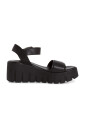 sandales-plates-decontractees-noires-ouvertes