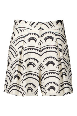 ecru-shorts-for-stiligt-utseende