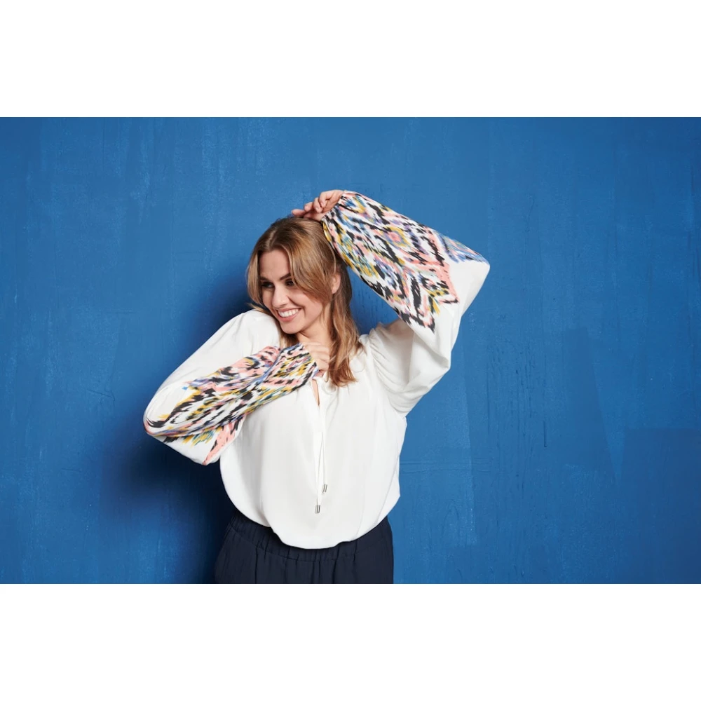 &Co Woman Bloes met lange mouwen en V-hals White Dames