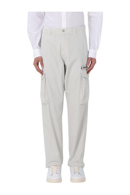 pantalon-cargo-beige-avec-poches-laterales