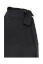 haut-noir-sans-manches-avec-col-halter-et-detail-de-lateral-en-tissu-technique