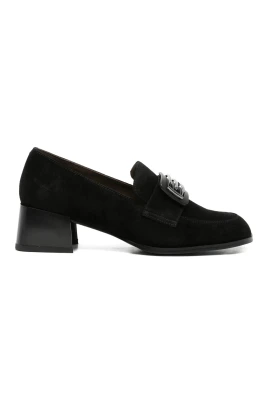 Pumps med spänne