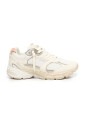 sneakers-blanches-avec-dessus-en-daim