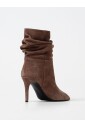 bottines-noires-en-daim-a-talons-aiguilles