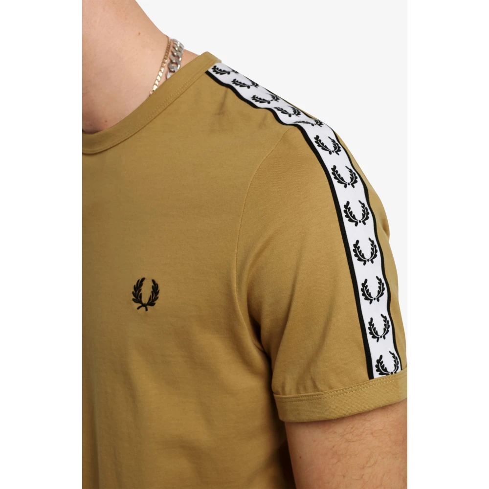 Fred Perry Ringer T-shirt geïnspireerd door de jaren 90 met Laurel Crown Tape Beige Heren