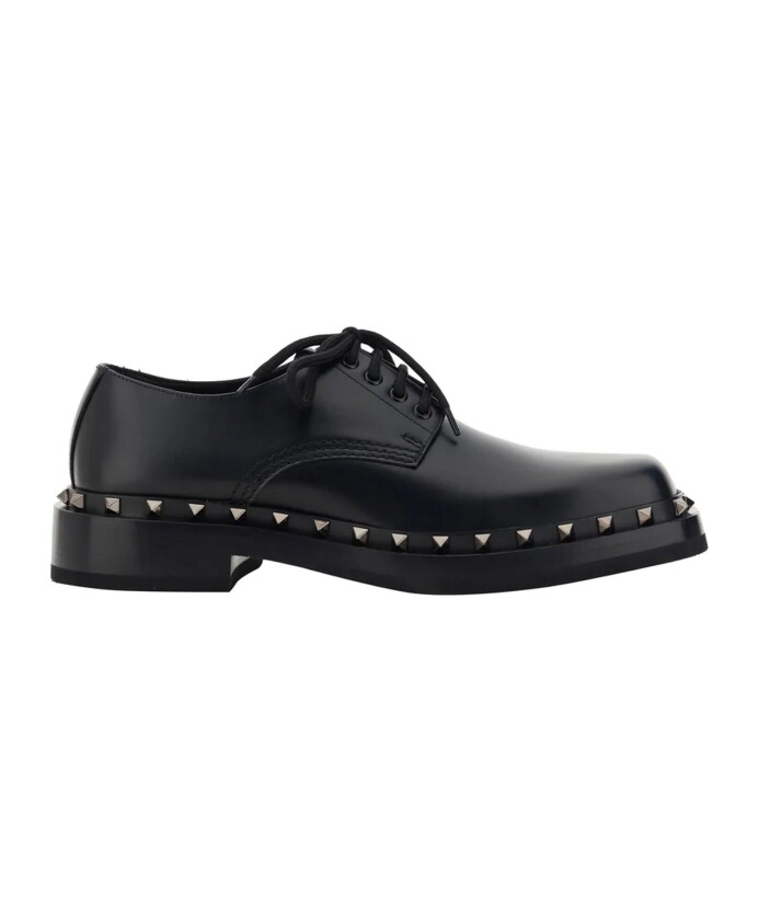chaussures-derby-noires-a-lacets-et-clous