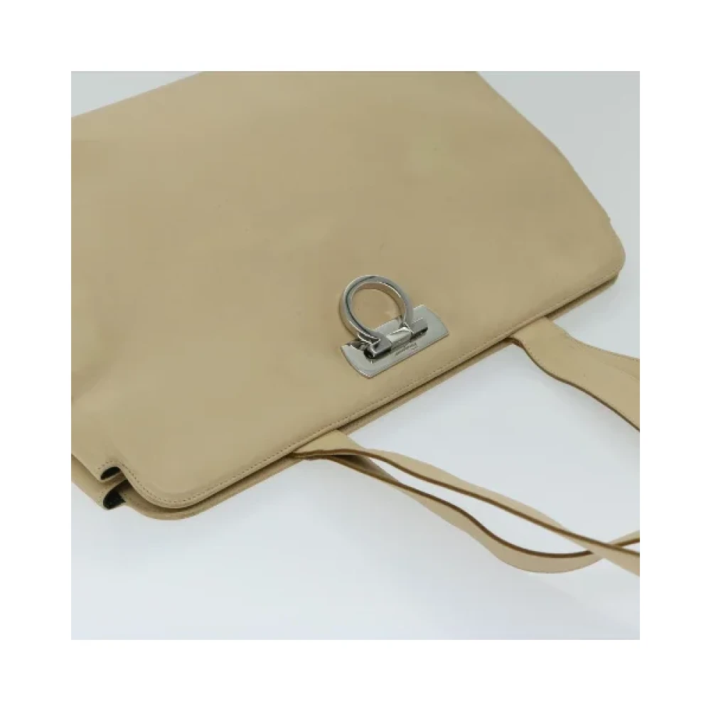 Salvatore Ferragamo Pre-owned Leather shoulder-bags Beige Dames