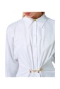 chemise-a-rayures-blanches-avec-broche