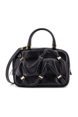 black-leather-shoulder-bag-zip-closure