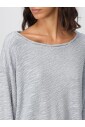 pull-en-tricot-bleu-a-col-bateau