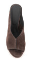 sandale-en-daim-marron-fonce-decoupe-en-v