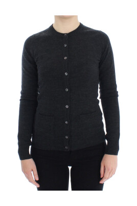 cardigan-gris-en-laine-a-boutons