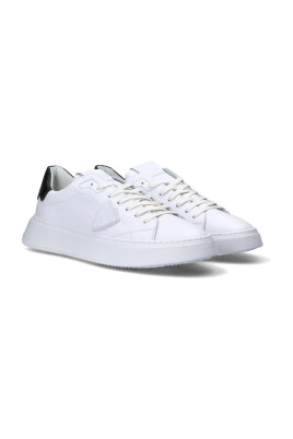 sneakers-en-cuir-blanc-avec-detail-noir