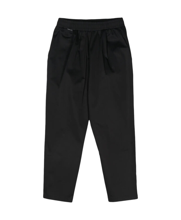 pantalon-en-coton-noir-a-jambe-fuselee