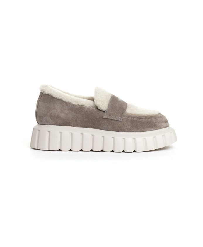mocassin-en-daim-taupe-avec-ecomontone