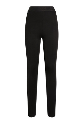 black-form-fitting-ankle-length-pants