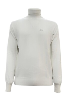 white-knitted-jumper