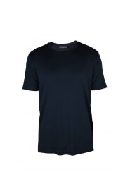 Uppgradera din avslappnade garderob med denna mörkbl? bomull T-shirt